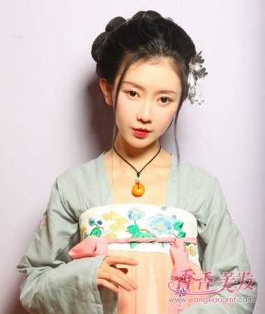 女生无 刘海高梳古装 盘发发型