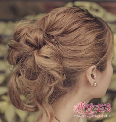 卷发怎样自己盘发简单好看 长卷发盘发的方法