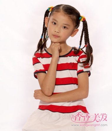 小女孩长直发梳辫子无刘海发型设计