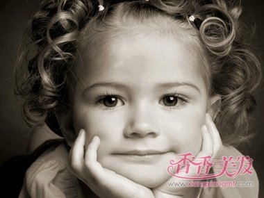 女童卷发发型 女儿卷发两岁卷什么发型(2)_香香