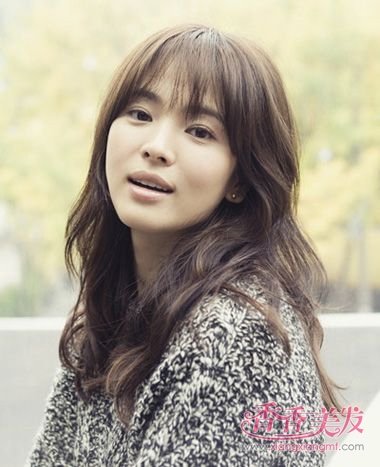 头发少中长发卷发 少发量的中分卷发