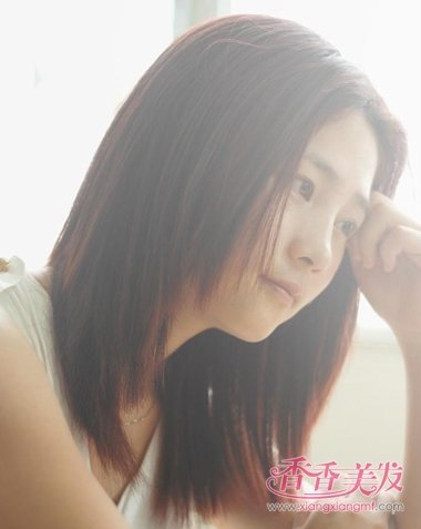 直发发型年轻圆脸女生散发着清新少女气息,顺直的过肩中短发中分梳理