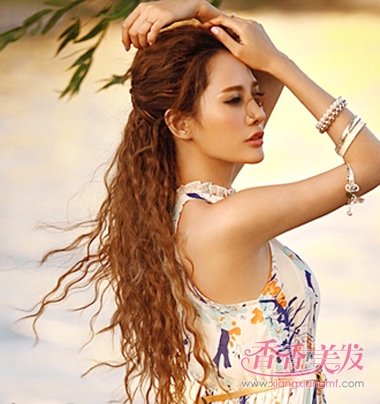 刘海后梳小卷麦穗烫发型