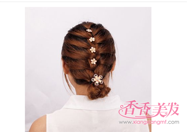 长发卷发扎发编辫子 卷发蜈蚣辫的编法图解(4