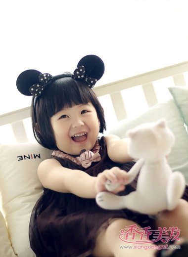 可爱小女孩短发型 两岁女宝宝短发发型_香香美