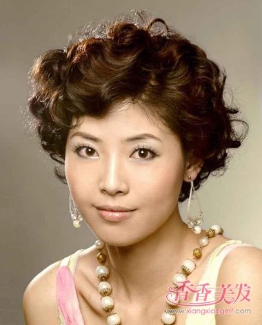 50岁左右的妇女中短发适合什么发型 老人短发