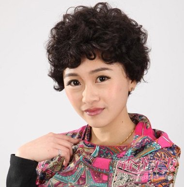50岁左右的妇女中短发适合什么发型 老人短发