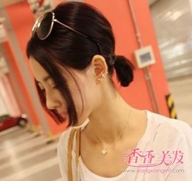 女生偏分短发扎 马尾辫发型