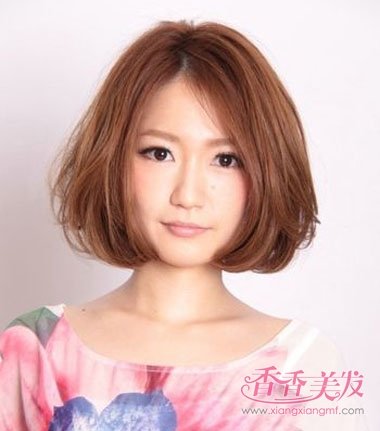 女生偏分内扣烫蓬松短发发型