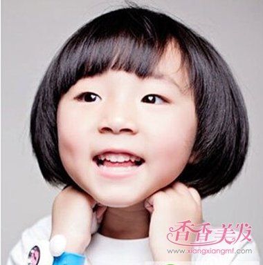 小孩子短发发型图片2017女 女儿童短发型图片大全_皮皮网 造型设计 这款2017年女童短卷发齐刘海造型设计是两边的头发具有协调感的作用,做着微卷效果的发型营造出了女童的漂亮可爱感,给人带来了一丝清纯感的女童短卷发造型设计。 2017年女童短