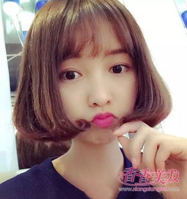 短发烫大弯发发型图片 斜刘海短发发型图片(2