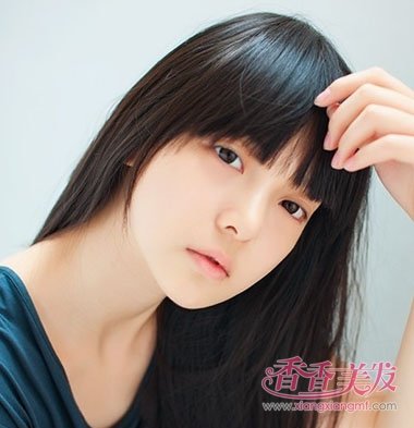 现在流行什么13岁小女孩的发型的梳法 梳头小