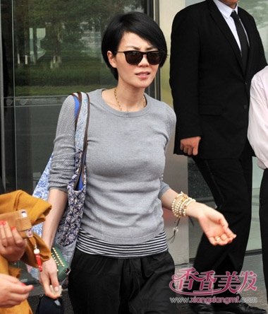 王菲最新明星短发烫发发型图片 王菲短发发型