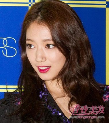 头发少的女生适合什么卷发图片 中分卷发头发