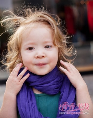 好看的儿童短发型梳法 女童梳头发型教程