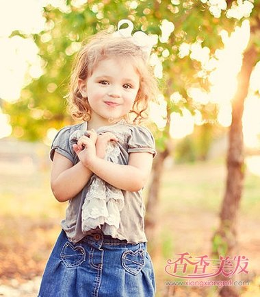 好看的儿童短发型梳法 女童梳头发型教程