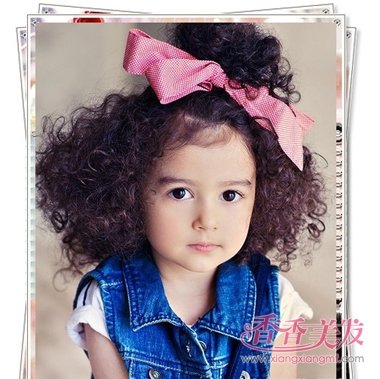 小孩子卷发怎么扎好看 小孩卷发怎样扎怎样简