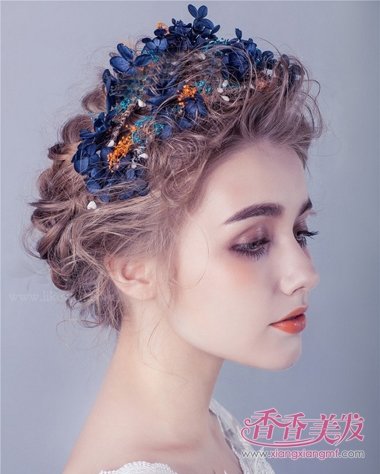 卷发自己简单盘发图解 2017最新中卷发造型盘