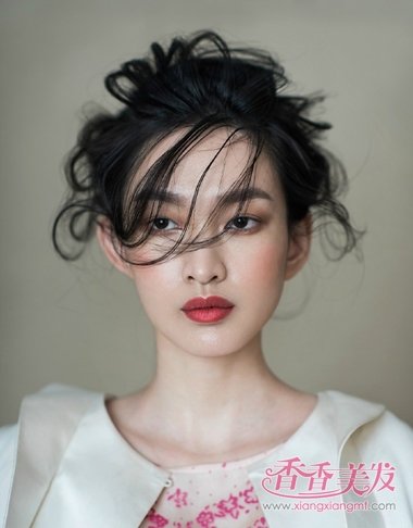 卷发自己简单盘发图解 2017最新中卷发造型盘