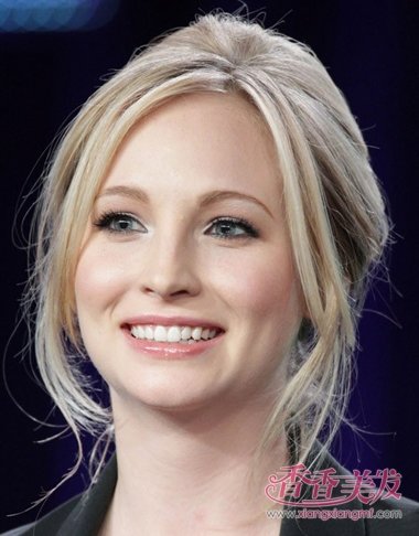 卷发自己简单盘发图解 2017最新中卷发造型盘