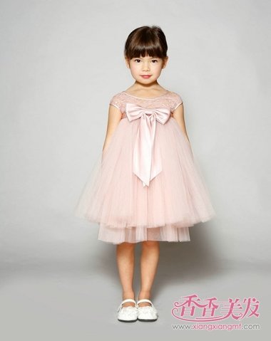 三岁短发小女孩表演发型 儿童节小朋友短头发