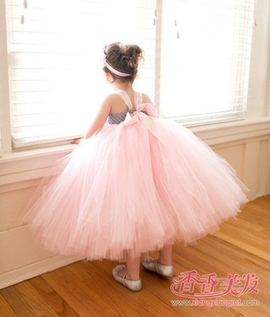 三岁短发小女孩表演发型 儿童节小朋友短头发