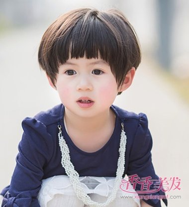 小女孩齐刘海蓬松短发发型