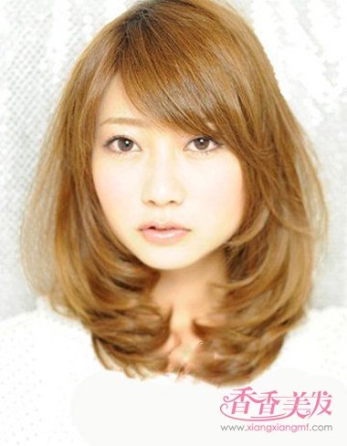 女生前面短后面很长发型 2017女生短发新发型