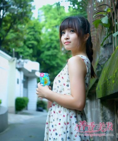 首页 玩发型 扎头发 初中生怎样扎长发既简单又好看 适合初中学生的