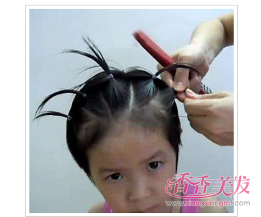 短头发小孩扎辫子的方法 小孩扎辫子的方法图