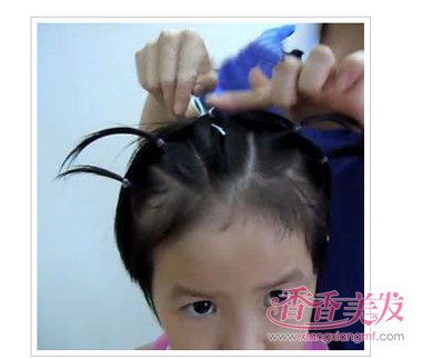 短头发小孩扎辫子的方法 小孩扎辫子的方法图