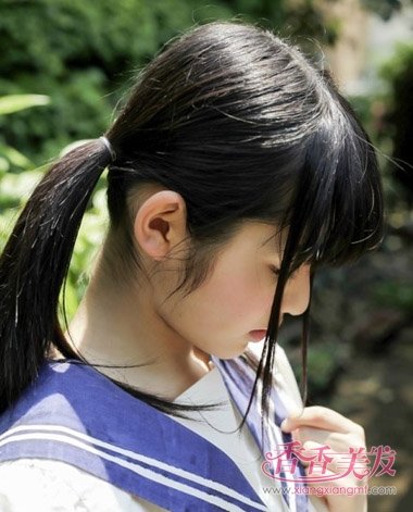 长头发的女生 扎发图片,齐刘海双扎马尾辫发型,用的是在额头上梳的