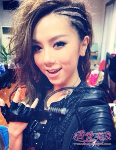 女生侧肩头长发发型 披肩长发的侧面辫子怎么