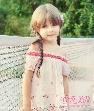 小女孩齐 刘海双编麻花辫发型