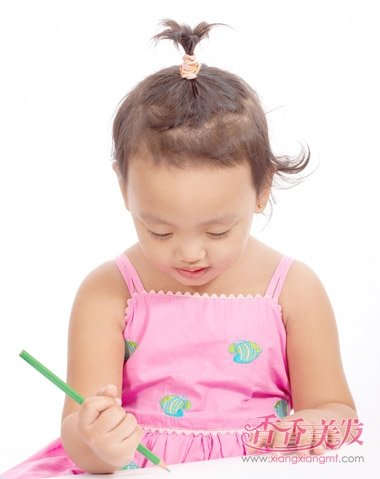 小女孩短头发如何扎辫子 女生短头发公主辫(2