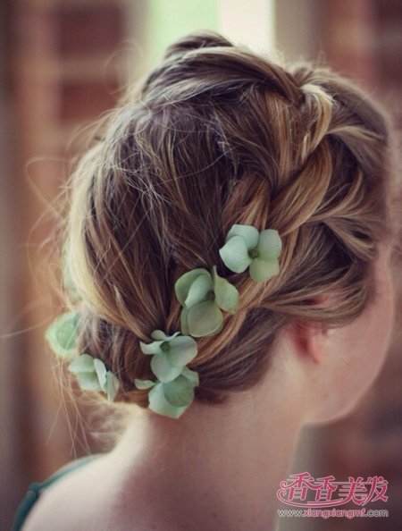 如何简单把长头发用夹子盘起来 中长头发怎样