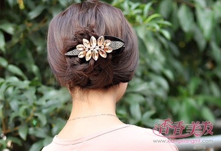 如何简单把长头发用夹子盘起来 中长头发怎样