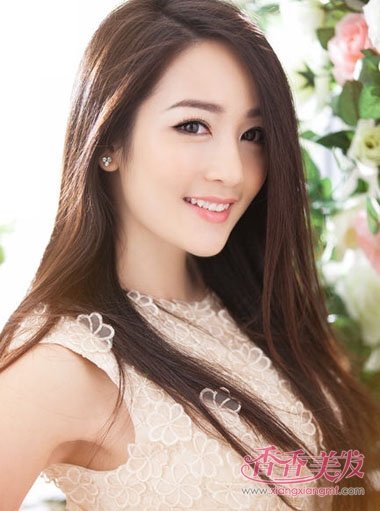 女生方脸低额头偏分长 直发发型