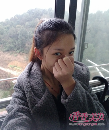 头发梳马尾时头顶会有碎发怎么办 头发太多如