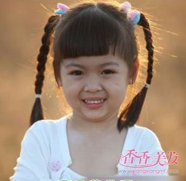 小女孩齐刘海双编麻花辫发型