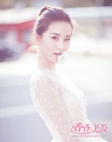 中长头发怎样盘简单好看 长头发盘头的步骤