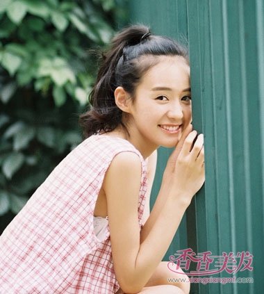 女生无刘海扎卷发马尾辫发型