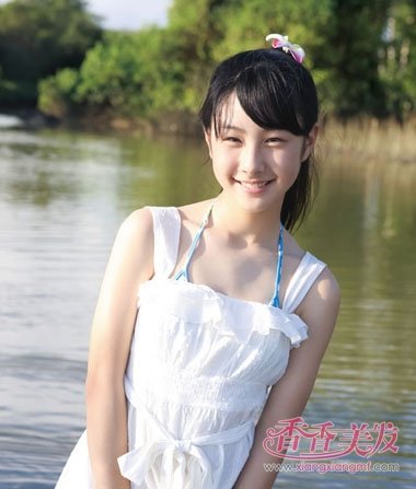 斜 刘海女生扎中长发马尾辫发型