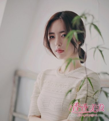 短发女生边分低马尾辫发型