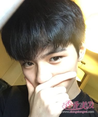 2017脸小的男生留什么发型好看图片 现在最流