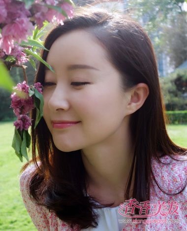 舒畅教你正确秋装站姿 流行齐肩发让街拍无压