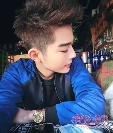男士两边剃光中间有头发是什么发型 男生两边