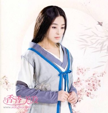 原本以为圆脸的张含韵,造型上会有些偏现代化,但中分之后梳一个有挽