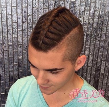 男士头发把中间扎起来 男生头发剃两边然后扎