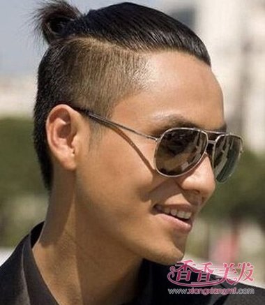 男士头发把中间扎起来 男生头发剃两边然后扎